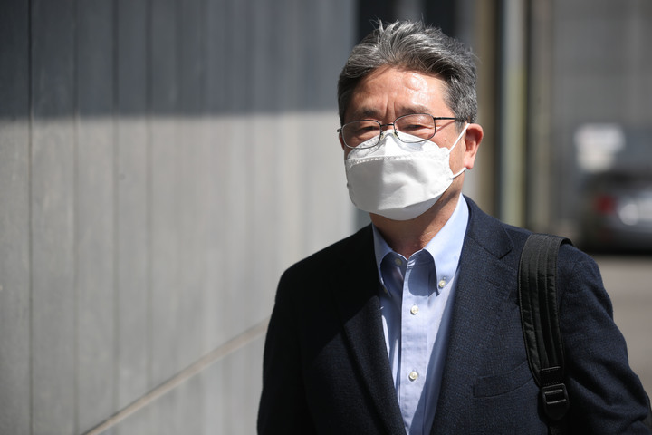 [서울=뉴시스] 김선웅 기자 = 박보균 문화체육관광부 장관 후보자가 11일 서울 시내 모처에 위치한 사무실로 출근하고 있다. 2022.04.11. mangusta@newsis.com