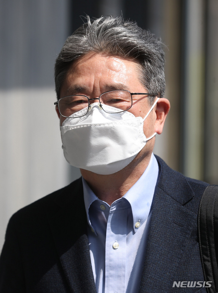 [서울=뉴시스] 김선웅 기자 = 박보균 문화체육관광부 장관 후보자가 11일 서울 시내 모처에 위치한 사무실로 출근하고 있다. 2022.04.11. mangusta@newsis.com