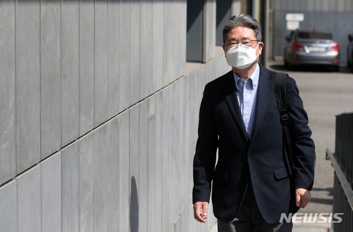 [서울=뉴시스] 김선웅 기자 = 박보균 문화체육관광부 장관 후보자가 11일 서울 시내 모처에 위치한 사무실로 출근하고 있다. 2022.04.11. mangusta@newsis.com