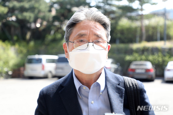 [서울=뉴시스] 김선웅 기자 = 박보균 문화체육관광부 장관 후보자가 11일 서울 시내 모처에 위치한 사무실로 출근하고 있다. 2022.04.11. mangusta@newsis.com