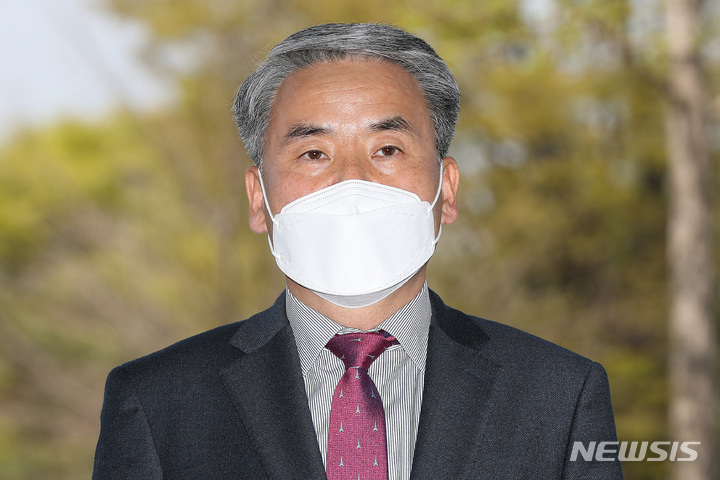 [서울=뉴시스] 백동현 기자 = 이종섭 국방부 장관 후보자가 11일 오후 서울 용산구 국방컨벤션 사무실 앞에서 취재진 질의에 답변하고 있다. 2022.04.11. livertrent@newsis.com