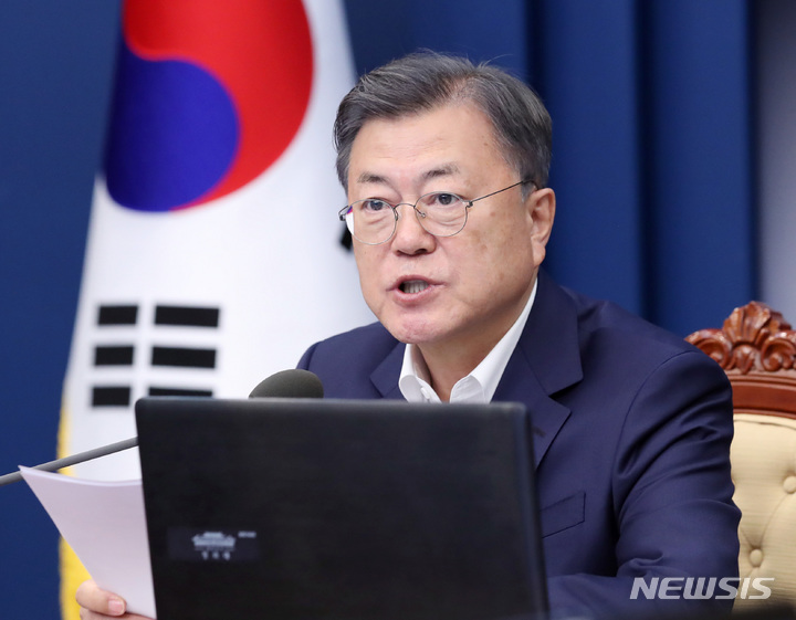 [서울=뉴시스] 김진아 기자 = 문재인 대통령이 11일 오후 청와대 여민관에서 열린 수석보좌관회의에서 발언하고 있다. 2022.04.11. bluesoda@newsis.com