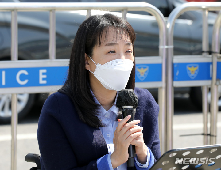 [서울=뉴시스] 고범준 기자 = 최혜영 더불어민주당 의원이 11일 오후 서울 여의도 국회 앞에서 열린 여성장애인의 모든 권리영역을 담보한 장애여성지원법 제정을 촉구하는 기자회견에서 발언을 하고 있다. 2022.04.11. bjko@newsis.com