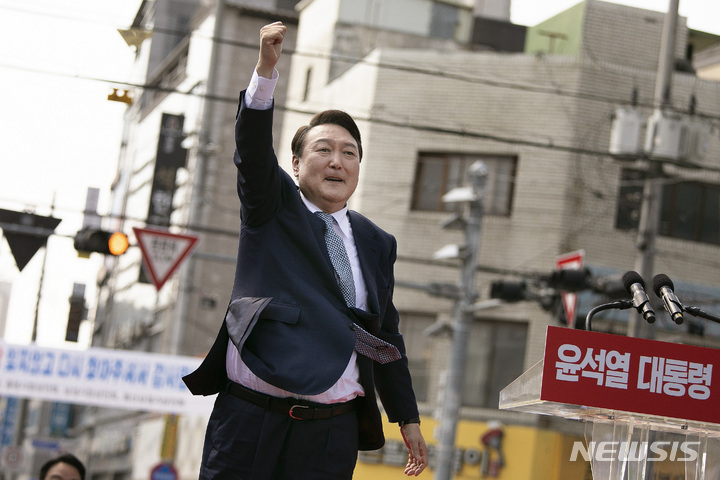 [상주=뉴시스] 인수위사진기자단 = 윤석열 대통령 당선인이 11일 오후 경북 상주 중앙시장을 방문해 시민들의 환호에 어퍼컷 세레머니를 하고 있다. 2022.04.11. photo@newsis.com