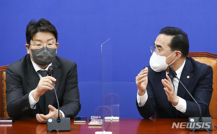[서울=뉴시스] 고범준 기자 = 11일 서울 여의도 국회에서 박홍근(오른쪽) 더불어민주당 원내대표가 권성동 국민의힘 신임 원내대표의 예방을 받고 대화하고 있다. (공동취재사진) 2022.04.11. photo@newsis.com