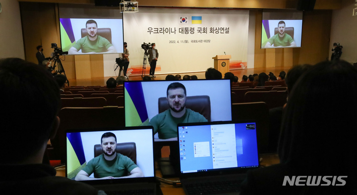 [서울=뉴시스] 최진석 기자 = 볼로디미르 젤렌스키 우크라이나 대통령이 11일 오후&nbsp; 국회도서관 대강당에서 각 정당 대표등과 의원들이 참석한 가운데 화상연설을 하고 있다. (공동취재사진) 2022.04.11. photo@newsis.com
