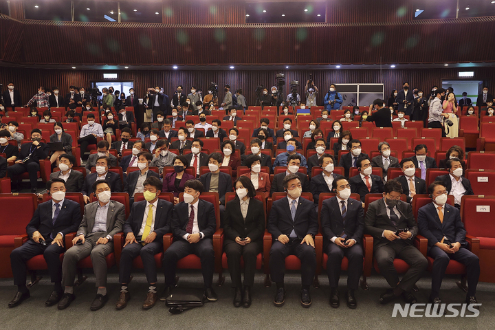 [서울=뉴시스] 최진석 기자 = 박지현(앞줄 왼쪽 다섯번째), 윤호중(앞줄 왼쪽 여섯번째) 더불어민주당 공동비대위원장, 박홍근(앞줄 왼쪽 일곱번째) 원내대표와 이준석(앞줄 왼쪽 네번째) 국민의힘 대표, 권성동(앞줄 왼쪽 여덟번째) 국민의힘 원내대표, 여영국(앞줄 왼쪽 세번째) 정의당 대표를 비롯한 여야 의원들이 11일 오후 서울 여의도 국회 도서관 대강당에서 진행된 볼로디미르 젤렌스키 우크라이나 대통령 화상연설을 지켜보고 있다. (공동취재사진) 2022.04.11. photo@newsis.com