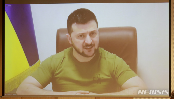 [서울=뉴시스] 최진석 기자 = 볼로디미르 젤렌스키 우크라이나 대통령이 지난 11일 오후 서울 여의도 국회 도서관 대강당에서 화상연설을 하고 있다. (공동취재사진) 2022.04.12. photo@newsis.com