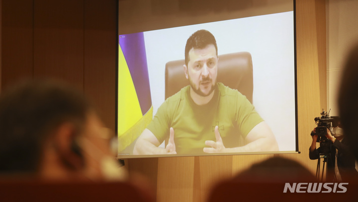 [서울=뉴시스] 최진석 기자 = 볼로디미르 젤렌스키 우크라이나 대통령이 11일 오후 서울 여의도 국회 도서관 대강당에서 화상연설을 하고 있다. (공동취재사진) 2022.04.11. photo@newsis.com