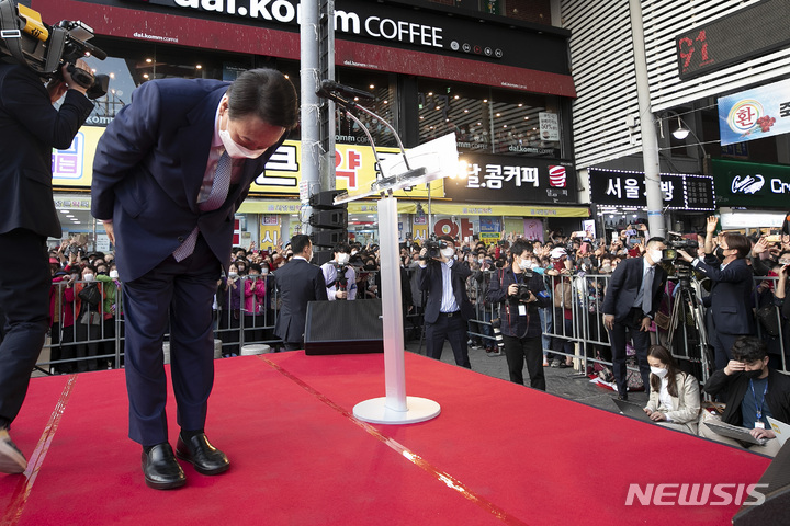 [포항=뉴시스] 인수위사진기자단 = 윤석열 대통령 당선인이 11일 오후 경북 포항 북구 죽도시장에서 환영 나온 시민들을 향해 인사하고 있다. 2022.04.11. photo@newsis.com