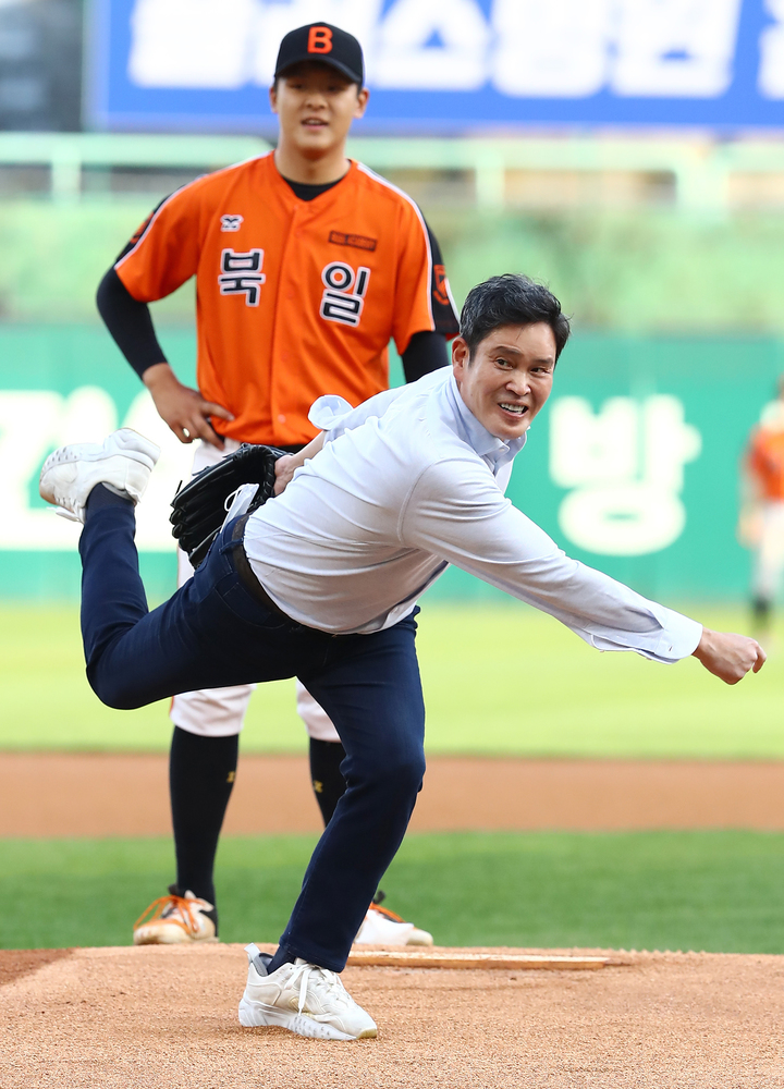 [서울=뉴시스] 조성우 기자 = 11일 오후 인천 SSG랜더스필드에서 열린 2022 신세계 이마트배 전국고교야구대회 결승전 서울 장충고와 천안 북일고의 경기, SSG 구단주 정용진 신세계그룹 부회장이 시구를 하고 있다. (사진=SSG 랜더스 제공) 2022.04.11. photo@newsis.com *재판매 및 DB 금지