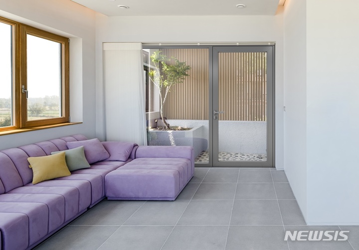 [서울=뉴시스] 이건창호 알루미늄 시스템도어 'EDS 75'. (사진=이건창호 제공) 2022.04.12. photo@newsis.com