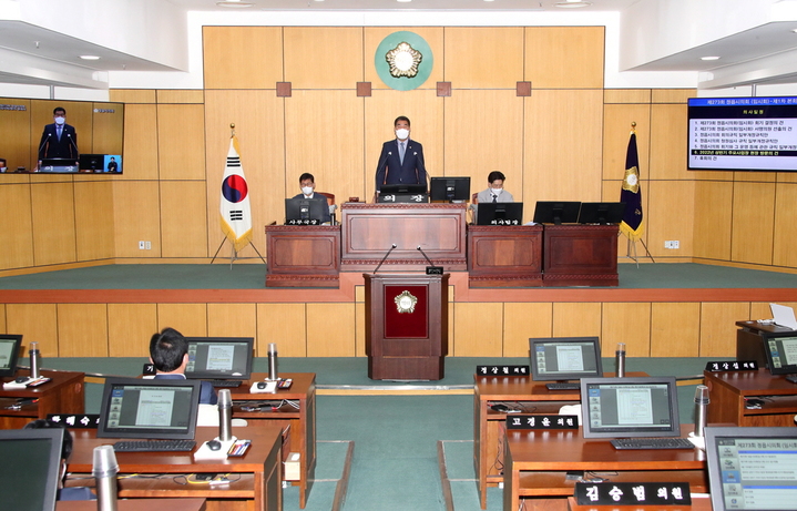 12일 개회한 정읍시의회 제273회 임시회 1차 본회의에서 이상길 부의장이 개회를 선언하고 있다. *재판매 및 DB 금지