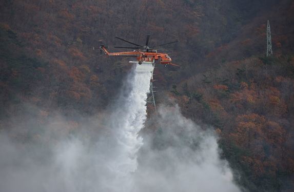 [대전=뉴시스] 군위산불 진화를 위해 동원된 초대형헬기의 물투하 모습. *재판매 및 DB 금지