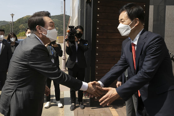 윤석열 대통령 당선인 맞이하는 유영하 변호사 *재판매 및 DB 금지