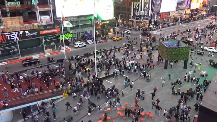 지난 10일(현지시각) 미국 뉴욕시 타임스퀘어 인근에서 맨홀이 폭발해 광장에 모여있던 시민, 관광객들이 도망가는 모습. 출처: 유튜브 EarthCam 영상 캡쳐 *재판매 및 DB 금지