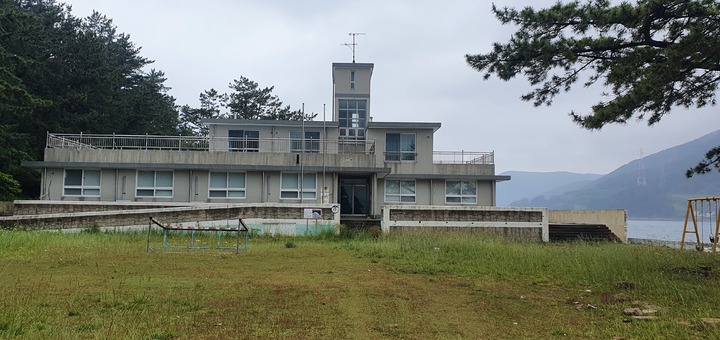 [통영=뉴시스] 신정철 기자= 경남 통영시는 섬마을 폐교를 활용한 공공형 고양이 보호·분양 센터 설치 사업 공사를 본격적으로 실시한다고 12일 밝혔다.사진은 폐교인 경남 통영시 한산면 한산초등학교 용호분교 모습.(사진=통영시 제공).2022.04.12. photo@newsis.com *재판매 및 DB 금지