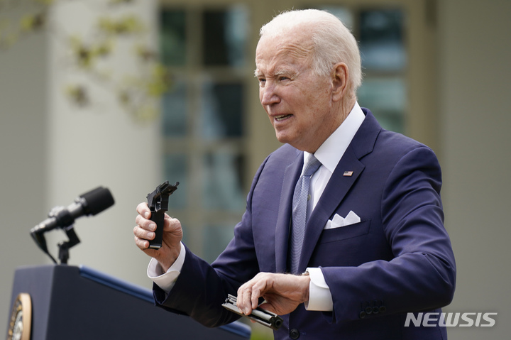 [워싱턴=AP/뉴시스] 미국 연방대법원이 8일(현지시간) 이른바 유령총에 관한 조 바이든 행정부의 규제를 일단 허용하기로 결정했다. 사진은 바이든 미국 대통령이 지난해 4월 11일 백악관 로즈 가든에서 사제 무기류와 유령총으로 불리는 불법 총기류에 대한 단속을 강화하는 새로운 총기 규제안을 발표하는 모습. 2023.08.09.