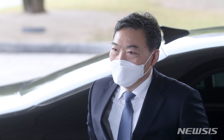 [서울=뉴시스] 김선웅 기자 = 김오수 검찰총장이 지난 12일 오전 서울 서초구 대검찰청으로 출근하고 있다. 2022.04.12. mangusta@newsis.com