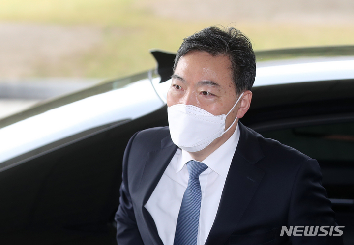[서울=뉴시스] 김선웅 기자 = 김오수 검찰총장이 12일 오전 서울 서초구 대검찰청으로 출근하고 있다. 2022.04.12. mangusta@newsis.com