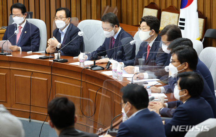[서울=뉴시스] 고범준 기자 = 국민의힘 권성동 원내대표가 12일 국회에서 열린 원내대책회의에서 발언하고 있다. (공동취재사진) 2022.04.12. photo@newsis.com