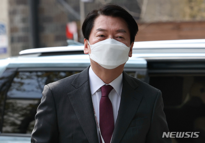 [서울=뉴시스] 인수위사진기자단 = 안철수 제20대 대통령직인수위원장이 12일 오전 서울 종로구 통의동 인수위원회로 출근하고 있다. 2022.04.12. photo@newsis.com