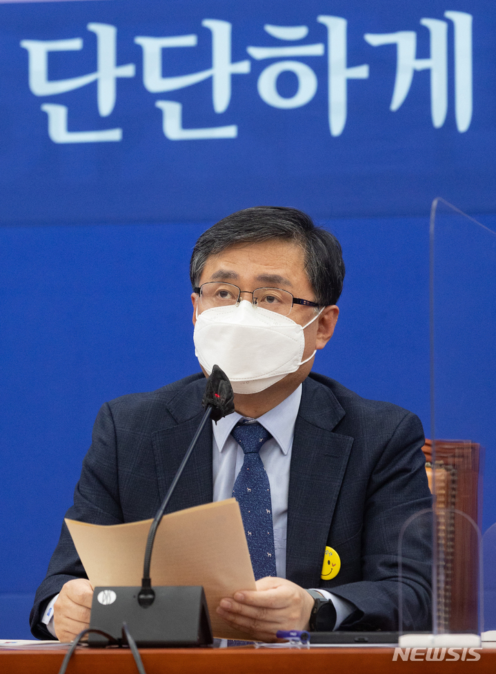 [서울=뉴시스] 고범준 기자 = 김성환 더불어민주당 정책위의장이 12일 오전 서울 여의도 국회에서 열린 원내대책회의에서 발언을 하고 있다. (공동취재사진) 2022.04.12. photo@newsis.com