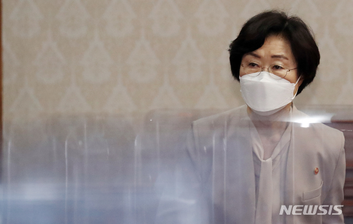 [서울=뉴시스] 김명원 기자 = 정영애 당시 여성가족부 장관이 2022년 4월12일 오전 서울 종로구 정부서울청사에서 열린 국무회의에 참석하고 있다. (공동취재사진) 2022.04.12. photo@newsis.com