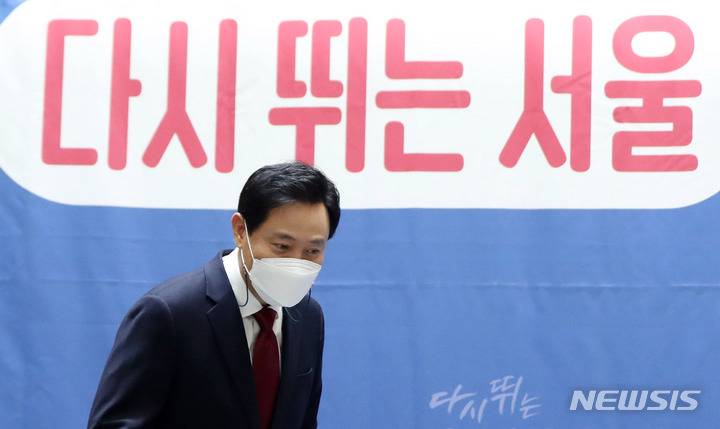 [서울=뉴시스] 추상철 기자 = 오세훈 서울시장이 12일 오전 서울 중구 서울시청 대회의실에서 열린 '취임 1주년 기자 간담회'에 참석하고 있다. 2022.04.12. scchoo@newsis.com