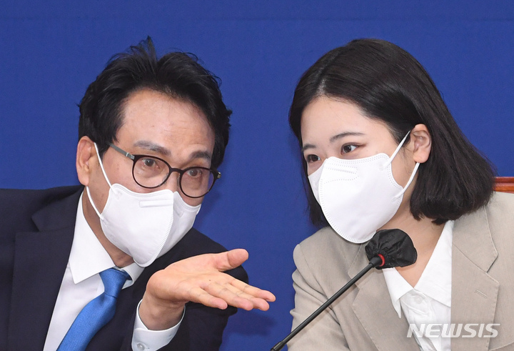 [서울=뉴시스] 최진석 기자 = 박지현(오른쪽) 더불어민주당 비상대책위원장과 안민석 의원이 12일 서울 여의도 국회에서 열린 중진의원단 당 혁신방안 소통간담회에서 대화를 나누고 있다. (공동취재사진) 2022.04.12. photo@newsis.com