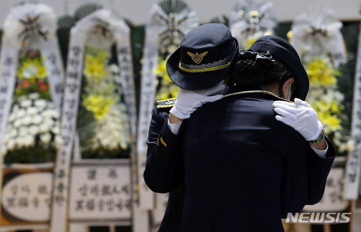 [부산=뉴시스] 하경민 기자 = 헬기 추락사고로 순직한 해양경찰관 3명의 합동 영결식이 열린 12일 오전 부산 강서구 강서실내체육관에서 동료 경찰관들이 헌화한 뒤 오열하고 있다. 2022.04.12. yulnetphoto@newsis.com