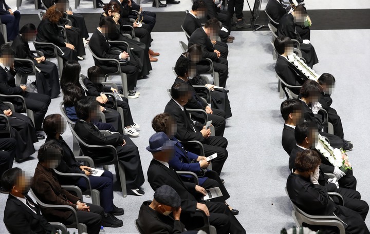 [부산=뉴시스] 하경민 기자 = 헬기 추락사고로 순직한 해양경찰관 3명의 합동 영결식이 열린 12일 오전 부산 강서구 강서실내체육관에서 유족들이 눈물을 훔치고 있다. 2022.04.12. yulnetphoto@newsis.com