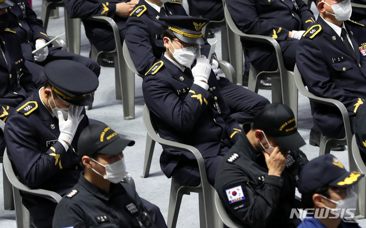 [부산=뉴시스] 하경민 기자 = 헬기 추락사고로 순직한 해양경찰관 3명의 합동 영결식이 열린 12일 오전 부산 강서구 강서실내체육관에서 동료 경찰관들이 눈물을 훔치고 있다. 2022.04.12. yulnetphoto@newsis.com