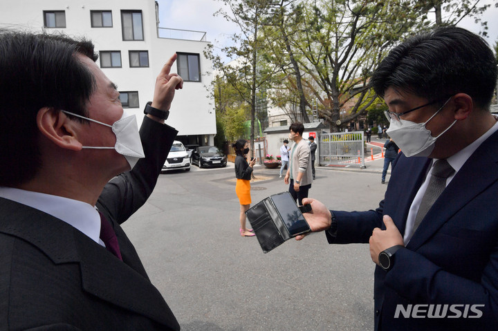 [서울=뉴시스] 인수위사진기자단 = 안철수 제20대 대통령직인수위원장이 12일 서울 종로구 자하문로 인근에서 경찰의 신변보호 긴급 연락용 스마트워치 시연을 참관하고 있다. 2022.04.12. photo@newsis.com