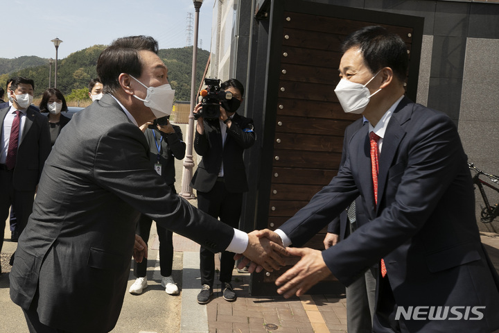 [대구=뉴시스] 인수위사진기자단 = 윤석열 대통령 당선인이 12일 오후 박근혜 전 대통령을 예방하기 위해 대구 달성군 유가읍에 있는 박 전 대통령의 사저에 도착해 유영하 변호사와 악수하고 있다. 2022.04.12. photo@newsis.com