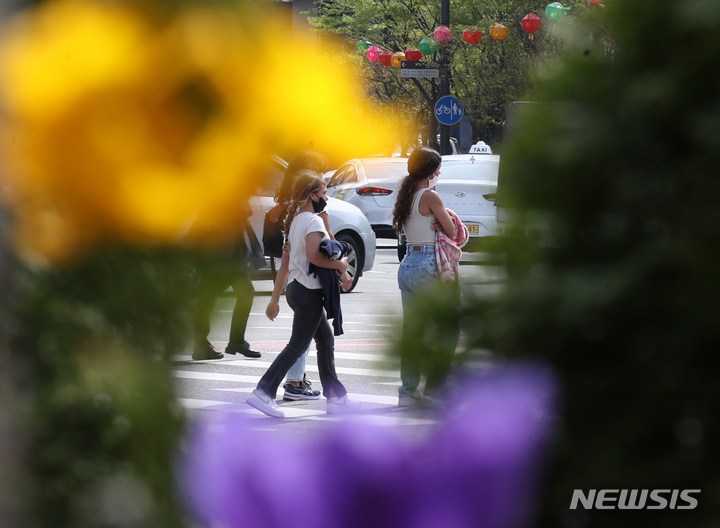 [서울=뉴시스] 조수정 기자 = 낮 최고기온 25도의 초여름 날씨를 보인 12일 오후 서울 중구 서울광장 인근에서 외국인들이 짧은 민소매와 반팔 차림을 하고 있다. 2022.04.12. chocrystal@newsis.com