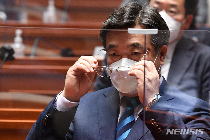 [서울=뉴시스] 최진석 기자 = 12일 오후 서울 여의도 국회에서 열린 더불어민주당 제83차 정책의원총회에서 윤호중 공동비상대책위원장이 안경을 고쳐쓰고 있다. (공동취재사진) 2022.04.12. photo@newsis.com
