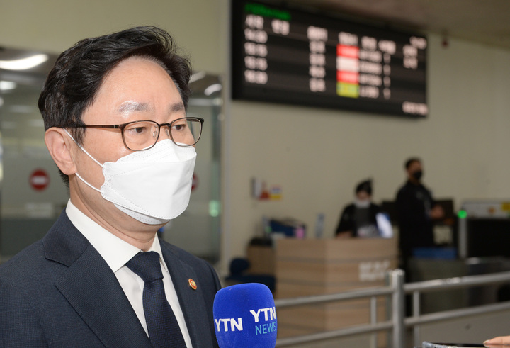 [울산=뉴시스] 배병수 기자 = 박범계 법무부 장관이 12일 오후 아프간 특별기여자의 현안 청취를 위해 울산을 방문, 울산공항에서 기자들의 질문에 답하고 있다. 2022.04.12. bbs@newsis.com