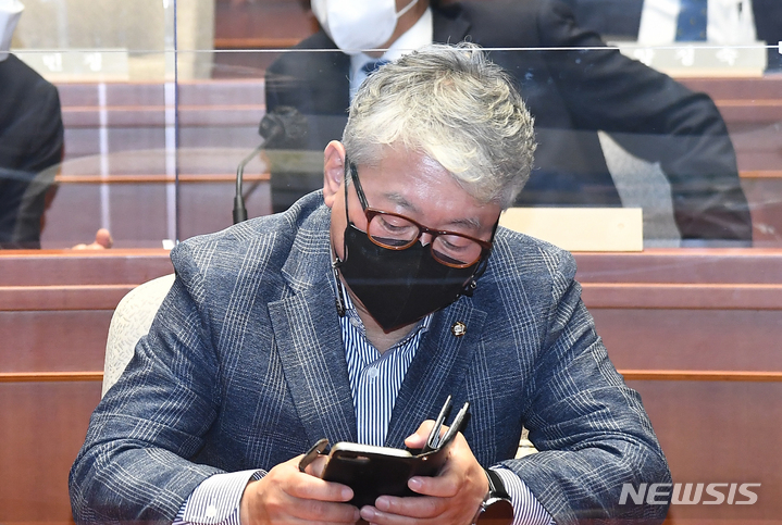 [서울=뉴시스] 최진석 기자 = 조응천 민주당 의원이 12일 서울 여의도 국회에서 열린 더불어민주당 제83차 정책의원총회에 참석해 있다. (공동취재사진) 2022.04.12. photo@newsis.com