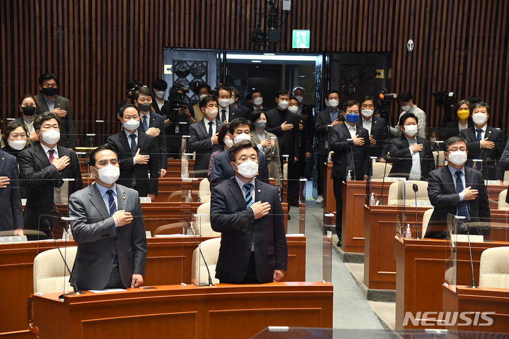 [서울=뉴시스] 최진석 기자 = 더불어민주당 윤호중 공동비상대책위원장(앞줄 오른쪽)과 박홍근 원내대표(앞줄 왼쪽)가 12일 서울 여의도 국회에서 열린 더불어민주당 제83차 정책의원총회에서 동료 의원들과 국민의례를 하고 있다. (공동취재사진) 2022.04.12. photo@newsis.com