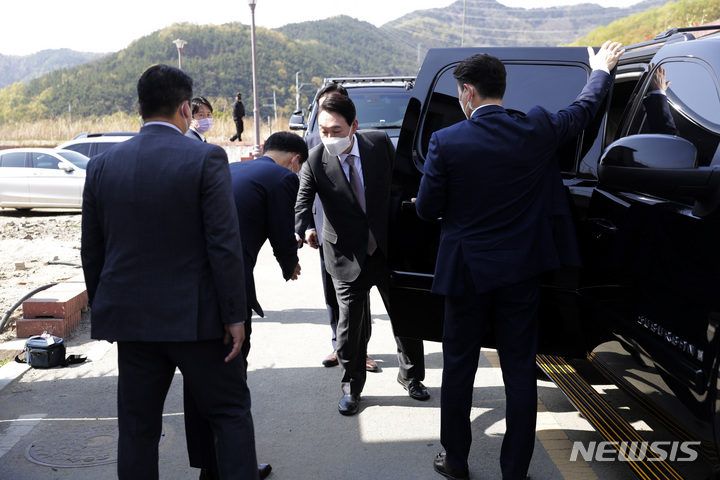 [대구=뉴시스] 인수위사진기자단 = 윤석열 대통령 당선인이 12일 오후 박근혜 전 대통령 예방을 마친 뒤 대구 달성군 유가읍 박 전 대통령 사저를 나와 유영하 변호사와 악수하고 있다. 2022.04.12. photo@newsis.com