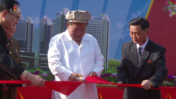 [서울=뉴시스] 북한 조선중앙TV는 김정은 조선노동당 총비서 겸 국무위원장이 지난 11일 최고 80층짜리 신축 아파트 단지가 있는 송화거리 준공식에 참석했다고 12일 보도 했다. 이날 열린 준공식에는 조용원 노동당 조직비서, 김덕훈 내각총리 등이 동참했다. 2022.04.12. photo@newsis.com *재판매 및 DB 금지