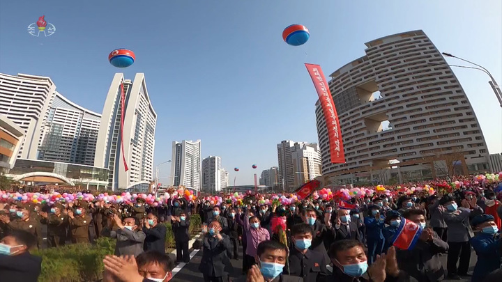 [서울=뉴시스] 북한 조선중앙TV는 김정은 조선노동당 총비서 겸 국무위원장이 지난 11일 최고 80층짜리 신축 아파트 단지가 있는 송화거리 준공식에 참석했다고 12일 보도 했다. 이날 열린 준공식에는 조용원 노동당 조직비서, 김덕훈 내각총리 등이 동참했다. 2022.04.12. photo@newsis.com *재판매 및 DB 금지