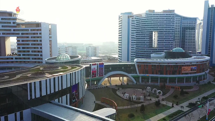 [서울=뉴시스] 북한 조선중앙TV는 김정은 조선노동당 총비서 겸 국무위원장이 지난 11일 최고 80층짜리 신축 아파트 단지가 있는 송화거리 준공식에 참석했다고 12일 보도 했다. 이날 열린 준공식에는 조용원 노동당 조직비서, 김덕훈 내각총리 등이 동참했다. 2022.04.12. photo@newsis.com *재판매 및 DB 금지