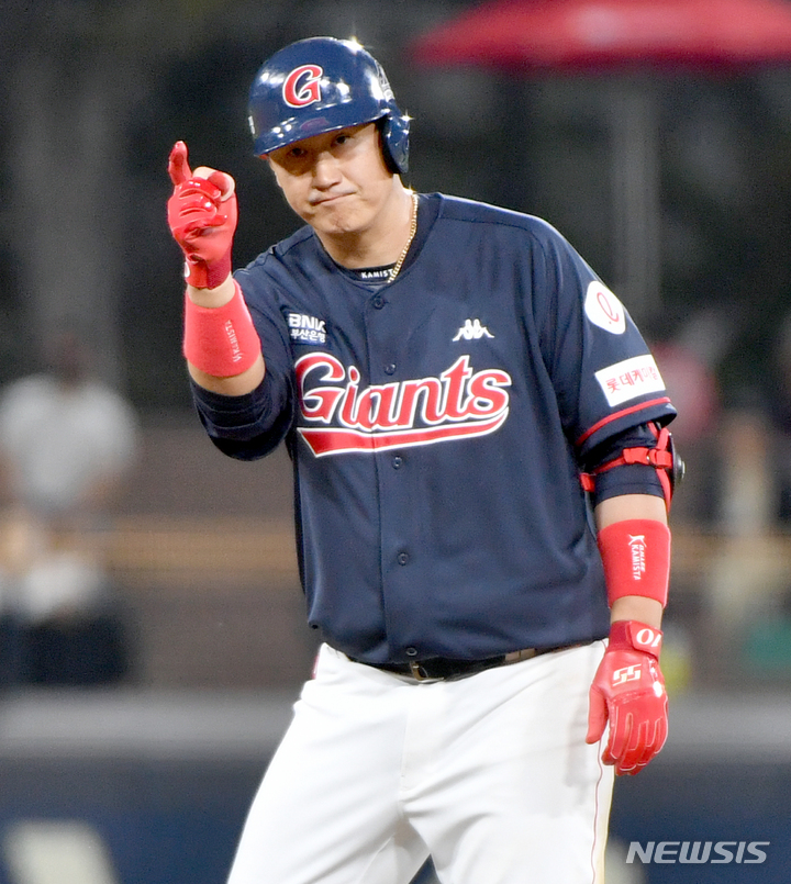 [광주=뉴시스] 류형근 기자 = 12일 오후 광주 북구 광주-기아챔피언스필드에서 열린 2022프로야구 KIA 타이거즈 대 롯데 자이언츠의 경기, 3회초 1사에서 롯데 6번타자 이대호가 2루타를 치고 2루에 안착해 있다. 2022.04.12. hgryu77@newsis.com