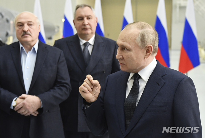 [아무르(러시아)=AP/뉴시스]12일(현지시간) 러시아 극동 아무르주의 '보스토치니 우주기지'를 방문한 블라디미르 푸틴 대통령(오른쪽)이 발언하고 있다. 가장 왼쪽에는 알렉산드르 루카셴코 벨라루스 대통령이 서 있다. 양 국 정상은 이날 회담을 가지고 공동 기자회견을 했다. 2022.04.13.