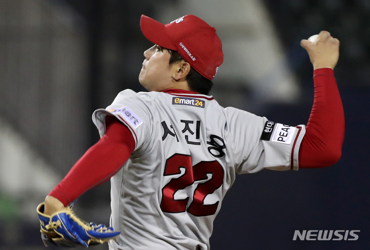 [서울=뉴시스] 조성우 기자 = 12일 서울 송파구 잠실야구장에서 열린 2022 신한은행 SOL KBO리그 SSG 랜더스와 LG트윈스의 경기, SSG 투수 서진용이 8회 마운드에 올라 역투하고 있다. 2022.04.12. xconfind@newsis.com
