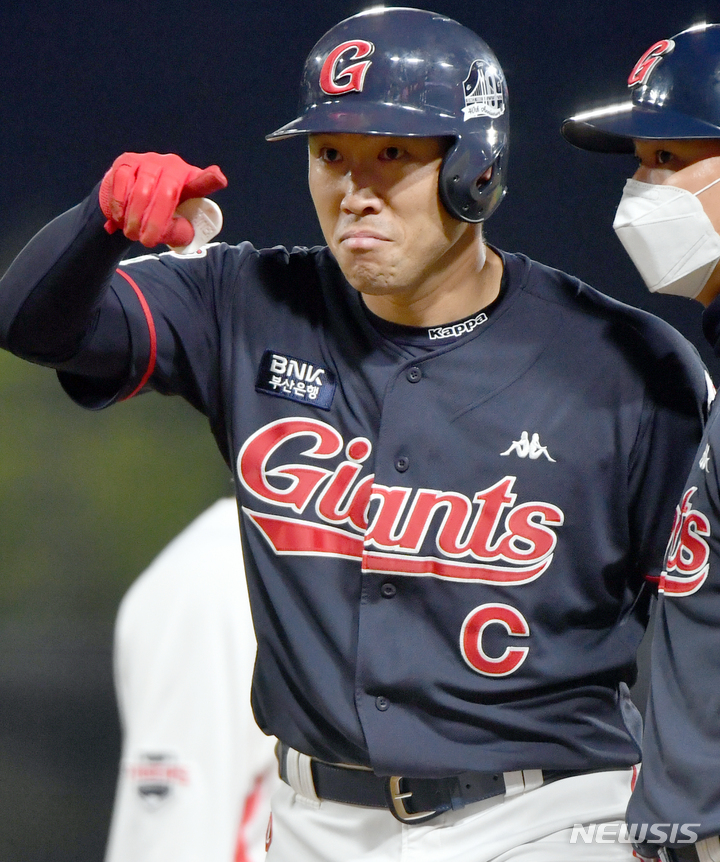 [광주=뉴시스] 류형근 기자 = 12일 오후 광주 북구 광주-기아챔피언스필드에서 열린 2022프로야구 KIA 타이거즈 대 롯데 자이언츠의 경기, 7회초 2사에서 롯데 4번타자 전준우가 안타를 친 뒤 세리머니 하고 있다. 2022.04.12. hgryu77@newsis.com