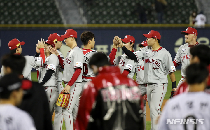 [서울=뉴시스] 조성우 기자 = 12일 서울 송파구 잠실야구장에서 열린 2022 신한은행 SOL KBO리그 SSG 랜더스와 LG트윈스의 경기, SSG 선수들이 LG에 4-1로 승리를 거둔 뒤 기쁨을 나누고 있다. 2022.04.12. xconfind@newsis.com