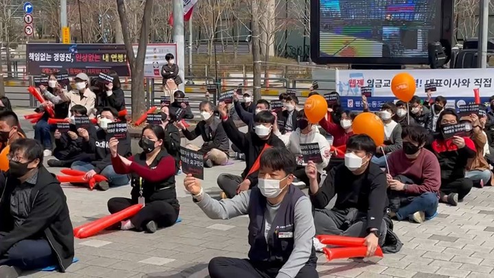 [서울=뉴시스] 화섬식품노조 웹젠지회가 지회 설립 1주년인 4월 5일 판교 PDCC타워 앞에서 첫 단체행동을 진행하며 장외투쟁을 벌였다. (사진=웹젠 노조 제공)